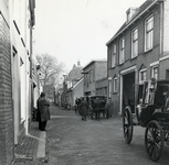 403704 Gezicht in de Keukenstraat te Utrecht, met enkele rijtuigen van stalhouderij Schoonhoven-Buytendijk ...